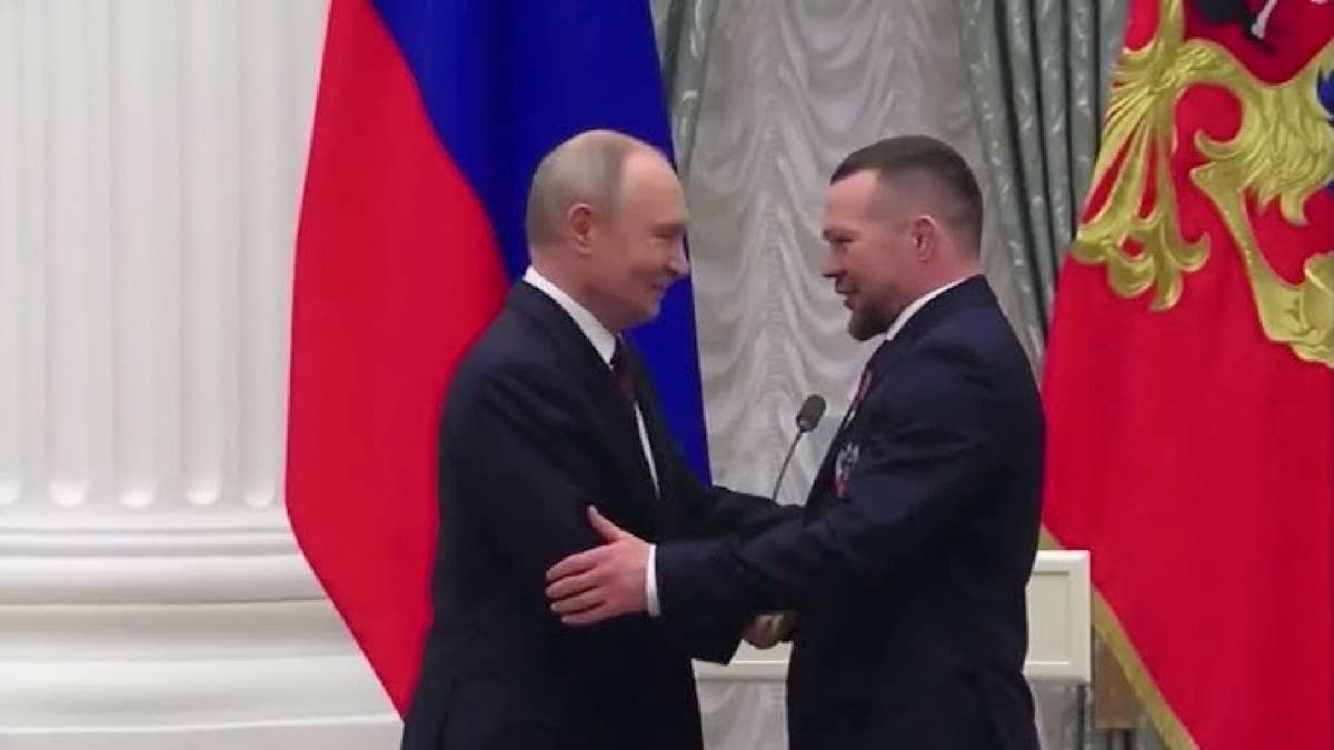 Petr Yan receives medal from Russian president Vladimir Putin | Video