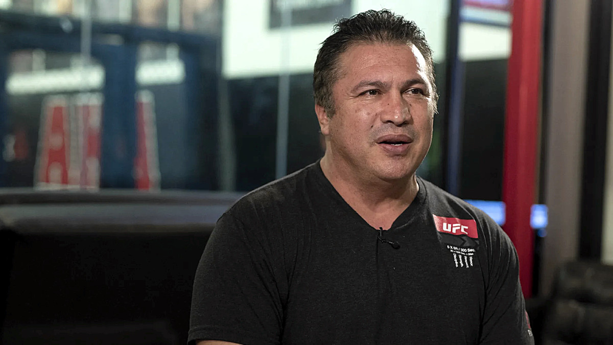 Javier Mendez reveals who he’d bet on between Ilia Topuria and Charles Oliveira