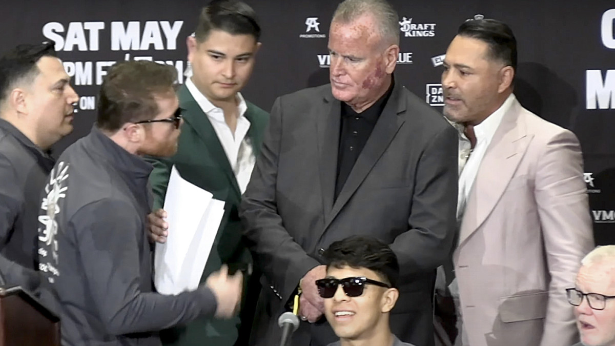 Canelo Alvarez and Oscar De La Hoya have heated exchange at press conference