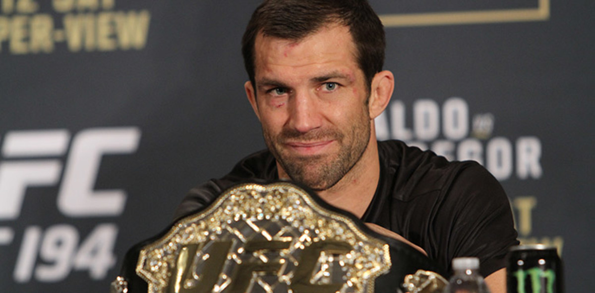Люк Рокхолд с поясом UFC