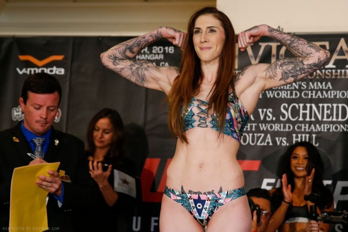 Megan Anderson Seeking Charmaine Tweet's Chin at Invicta FC 21