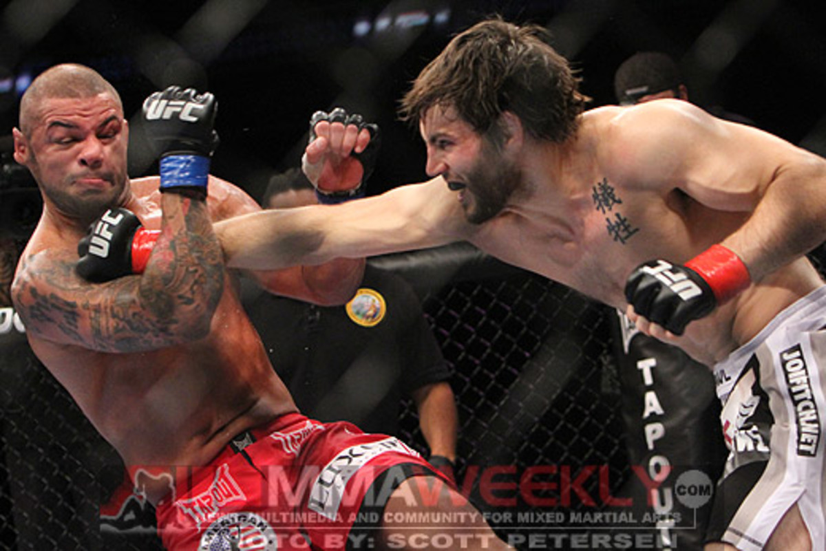 Jon Fitch rocks Thiago Alves at UFC 117