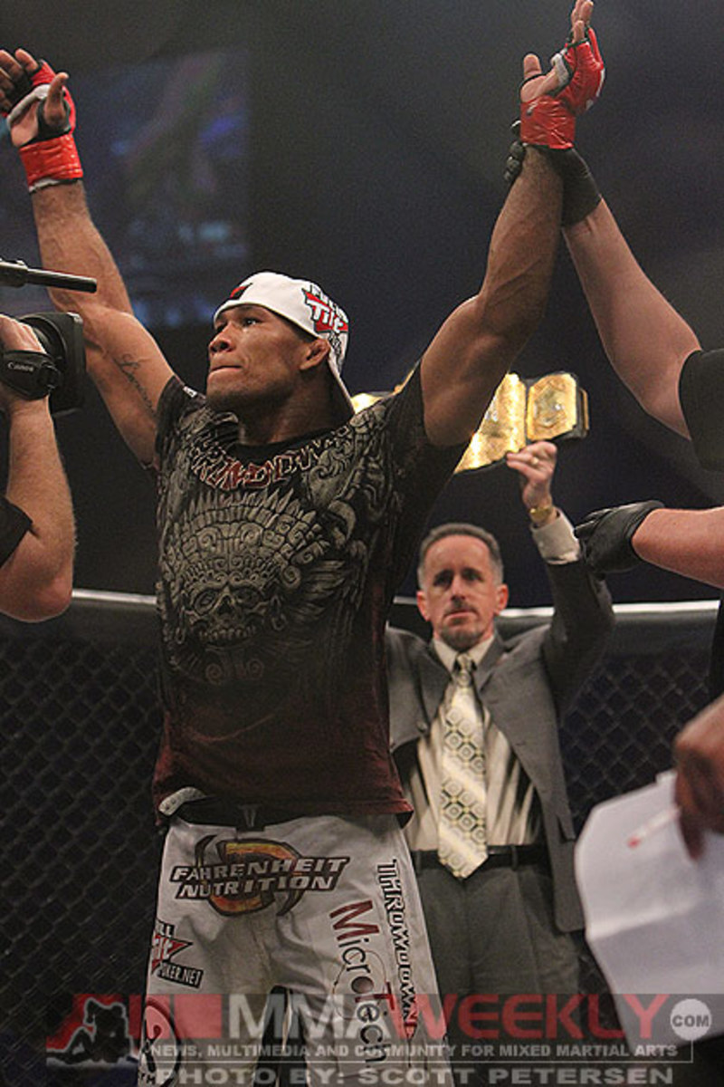 Ronaldo 'Jacare Souza Meets Derek Brunson at Strikeforce Tate vs